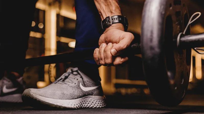 Henkilö, joka suorittaa kehonpainolla HIIT-harjoituksia matolla kotona