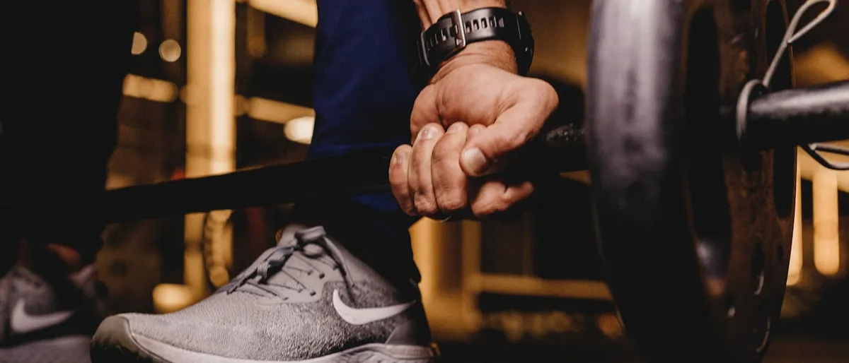 Henkilö, joka suorittaa kehonpainolla HIIT-harjoituksia matolla kotona