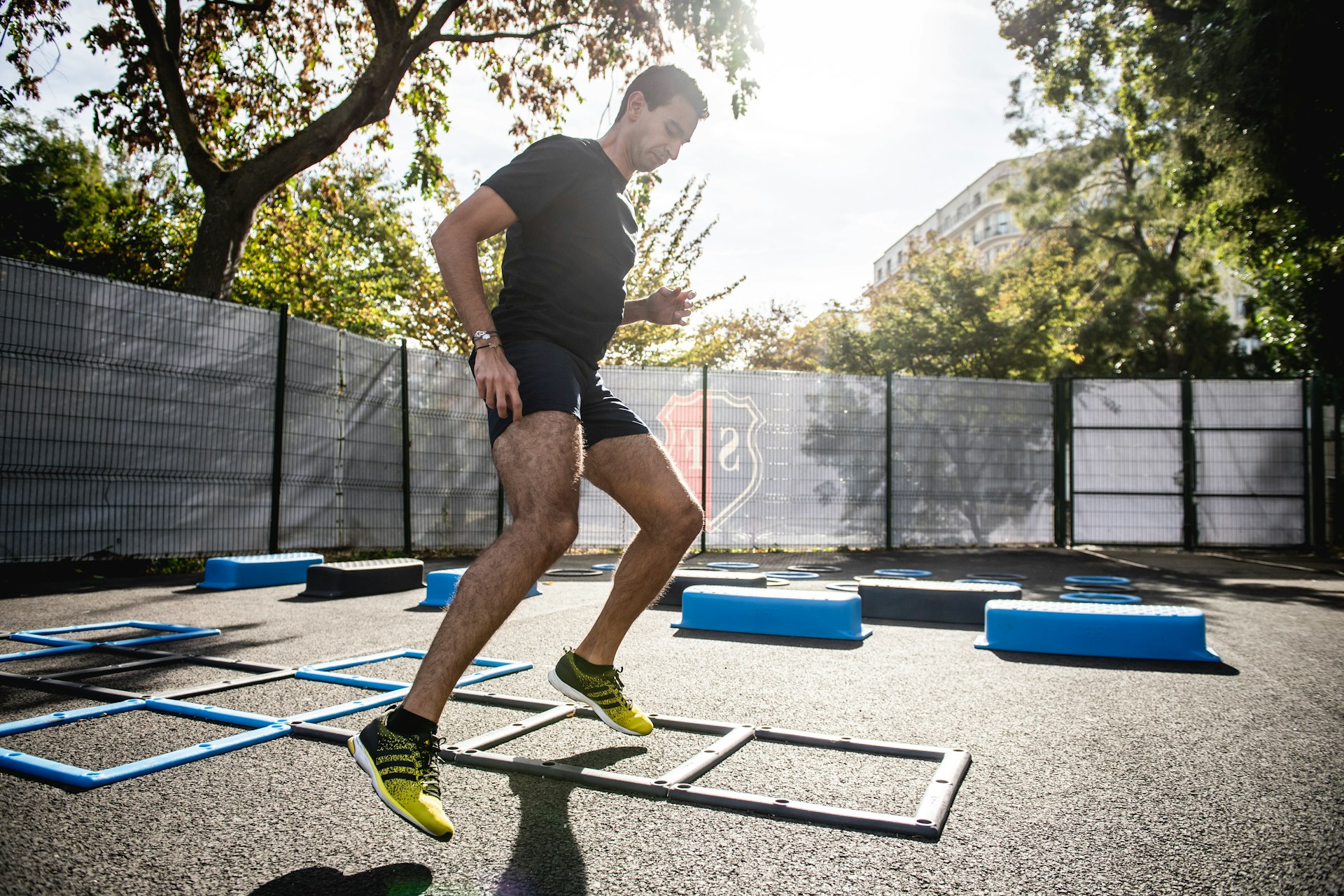 Aktiver Erwachsener in den Vierzigern beim Eigengewichtstraining im Park – Fitness kennt kein Alter