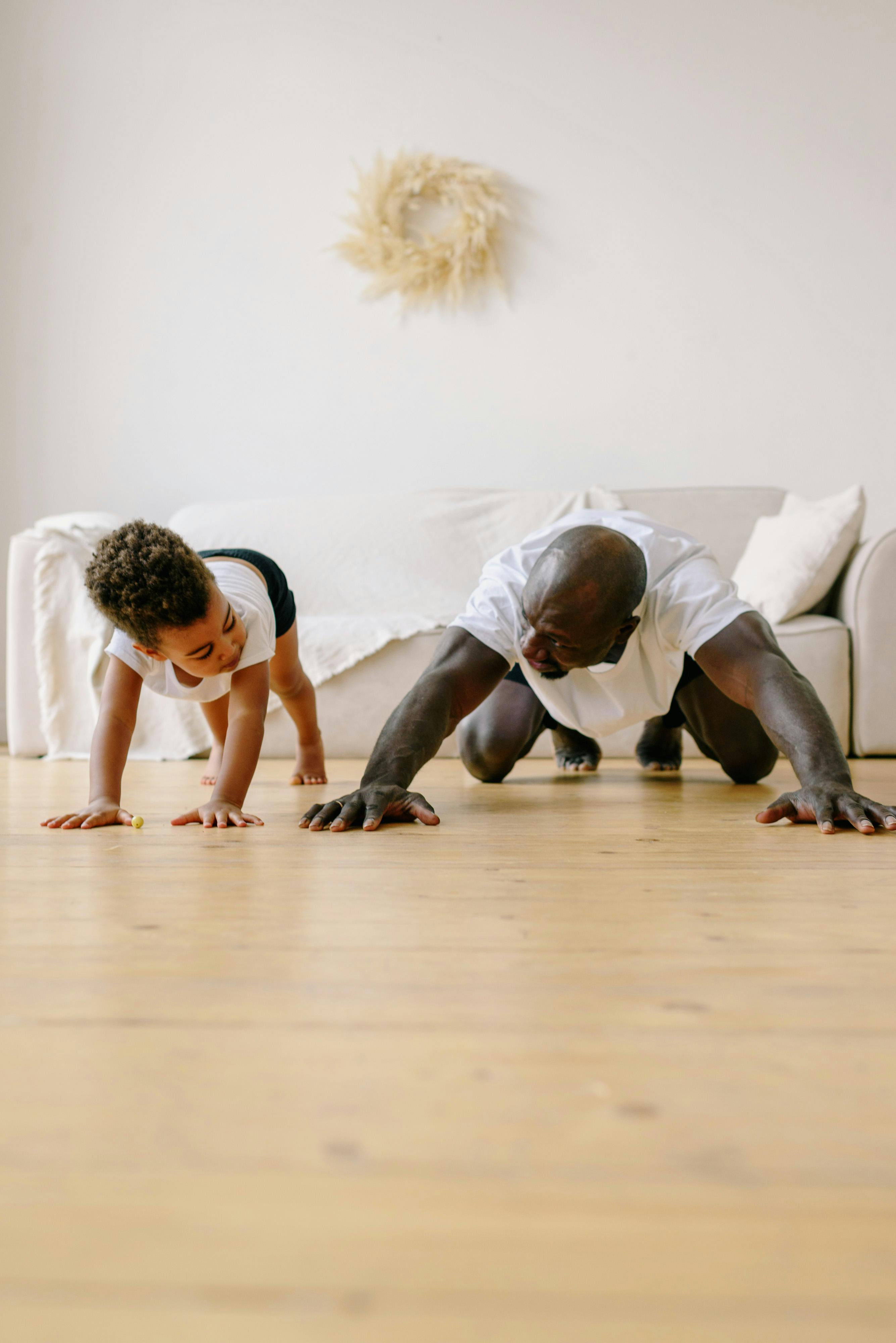 Pflegende Person macht ein kurzes Körpergewichtsworkout neben einem Wohnzimmerstuhl